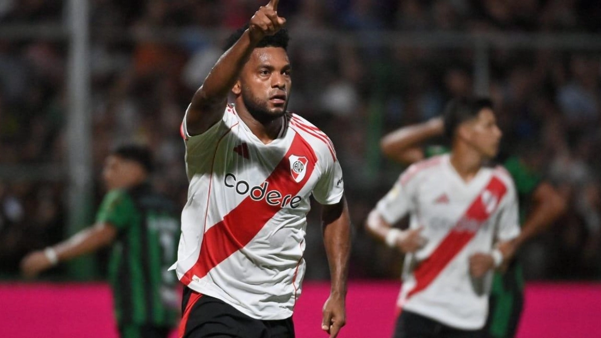 Miguel Borja celebra un gol anotado con River Plate