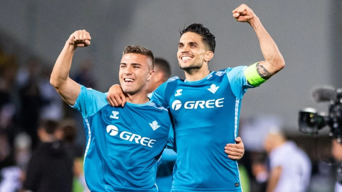 <p>Pablo García and Marc Bartra celebrate a victory for Real Betis</p>