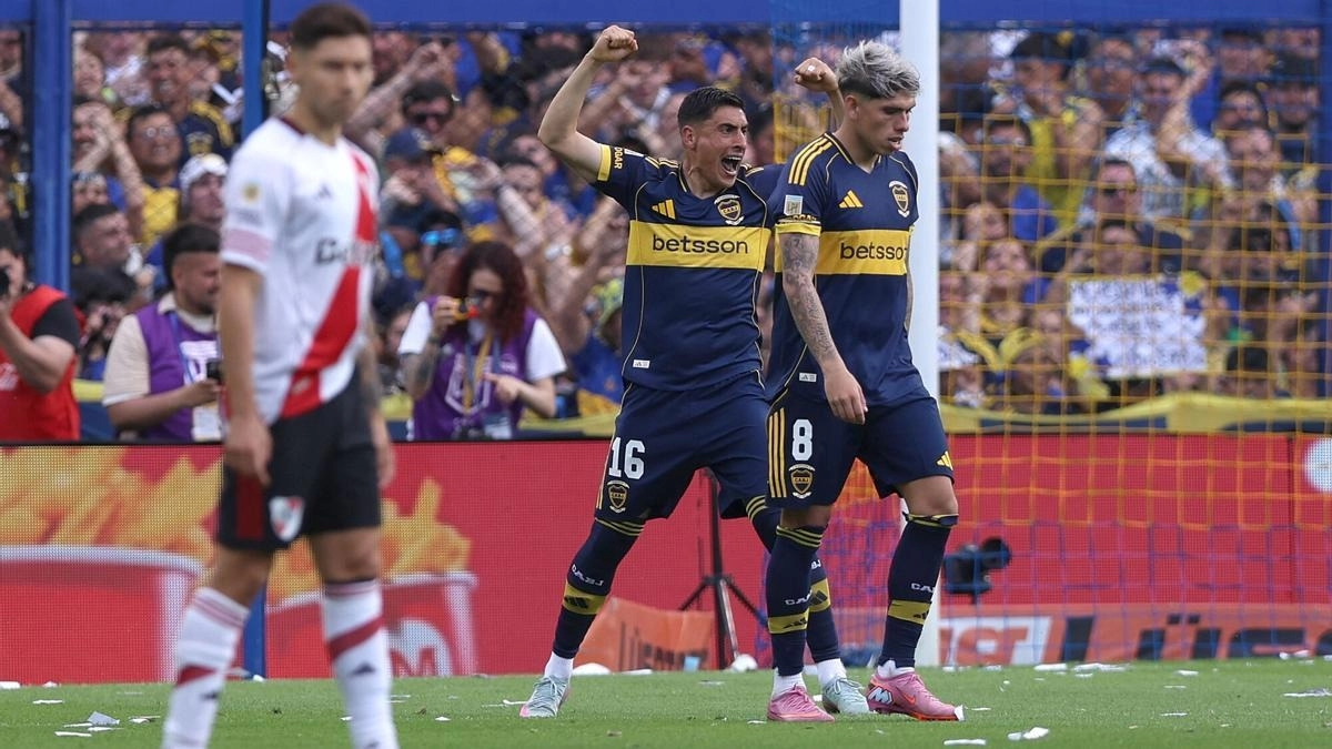Los jugadores de Boca Juniors celebran un gol ante River Plate
