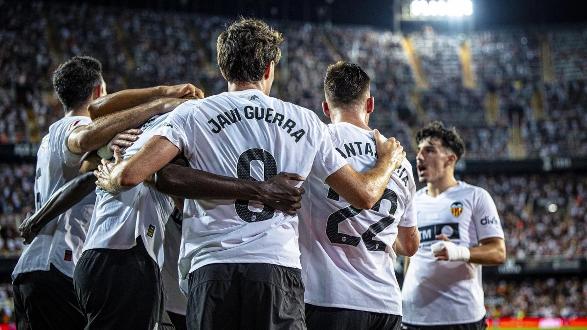 <p>Valencia players celebrate a goal</p>