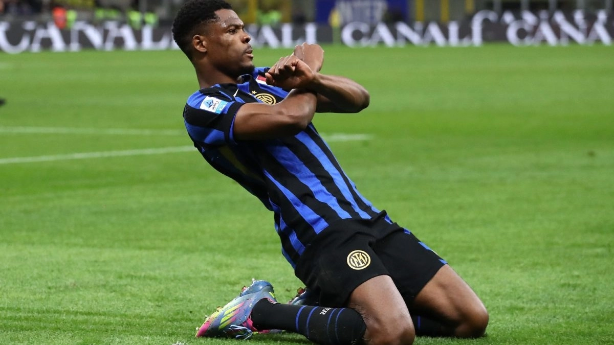 Denzel Dumfries celebrates a goal scored with Inter Milan