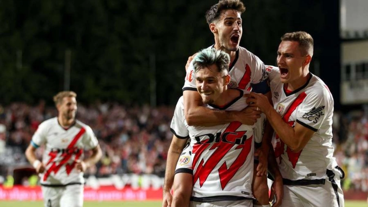 Los jugadores del Rayo Vallecano celebran un gol de Andrei Ratiu