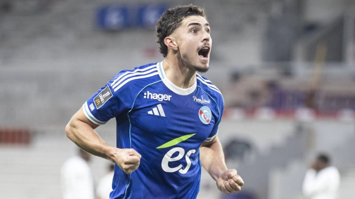 Joaquín Panichelli celebrates a goal scored with Strasbourg