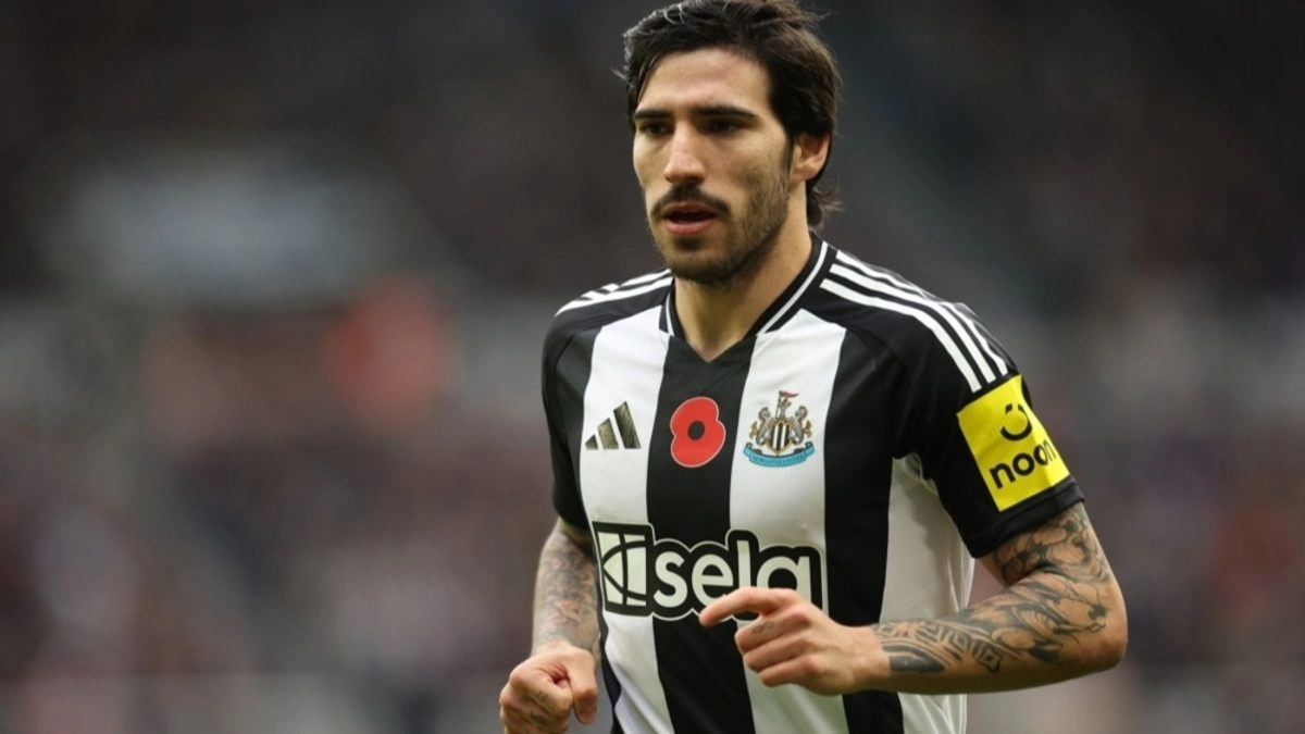 Sandro Tonali durante un partido con el Newcastle