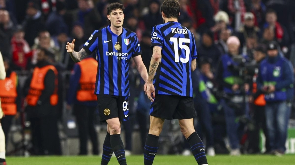 Alessandro Bastoni junto a Acerbi en un partido del Inter de Milán