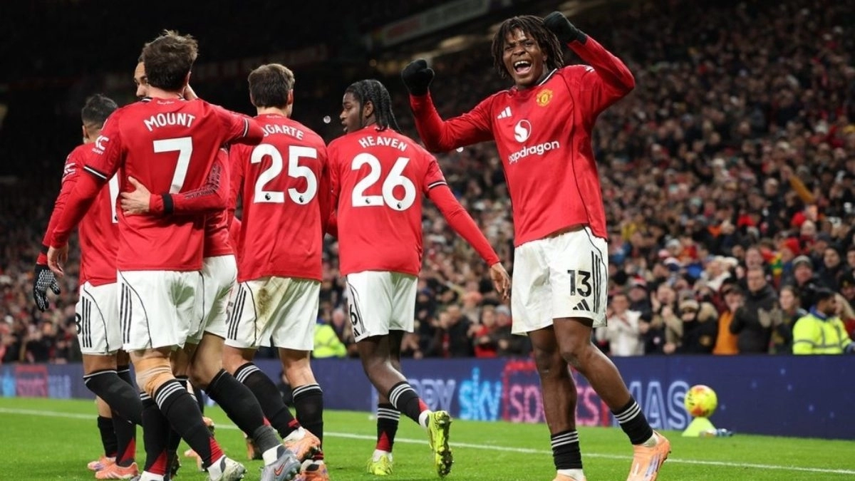 <p>The players of Manchester United celebrate a goal</p>