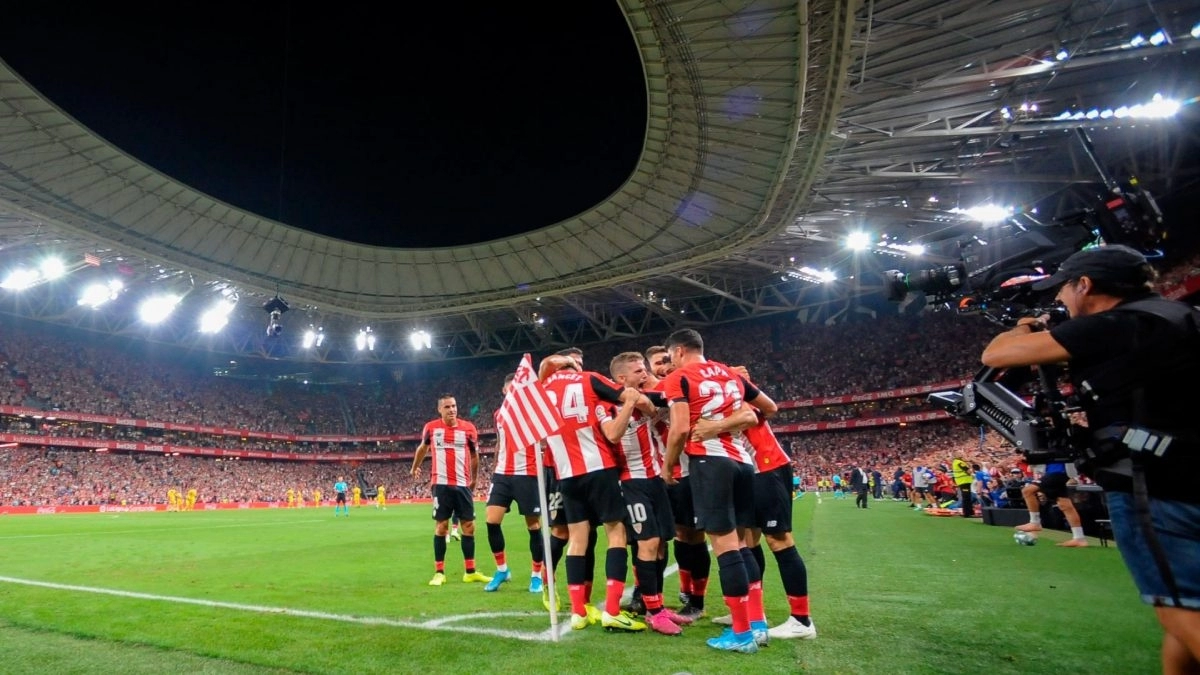 The Athletic Club players celebrate a goal at San Mamés.