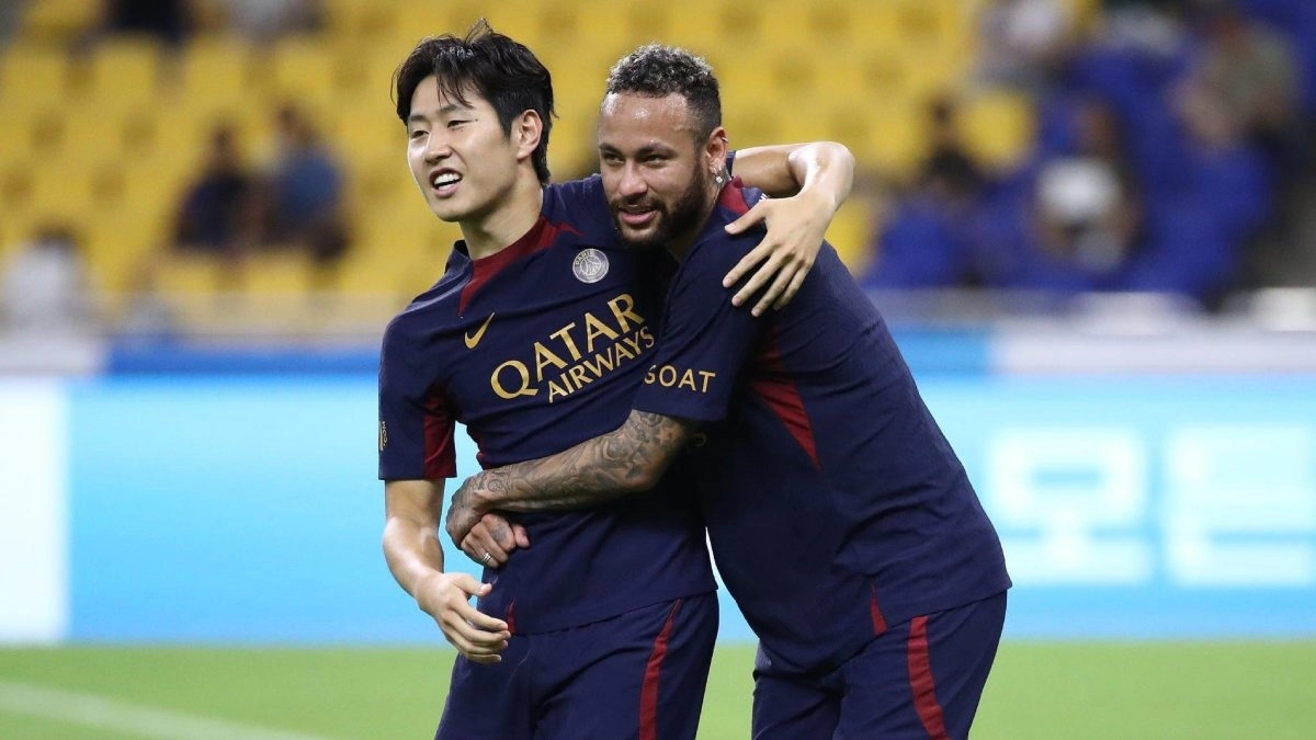 Kang-in Lee junto a Neymar en un calentamiento con el PSG