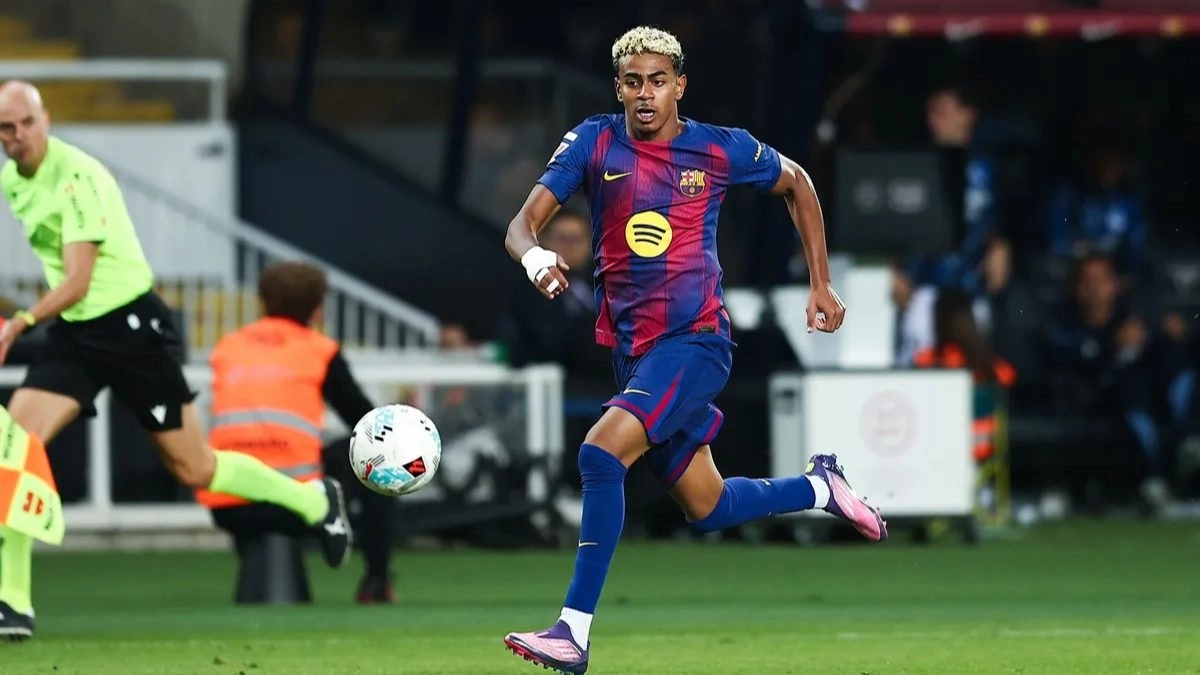 Lamine Yamal durante un partido con el FC Barcelona