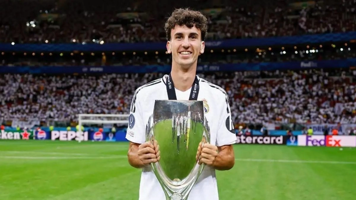 Jacobo Ramón poses with a trophy won with Real Madrid