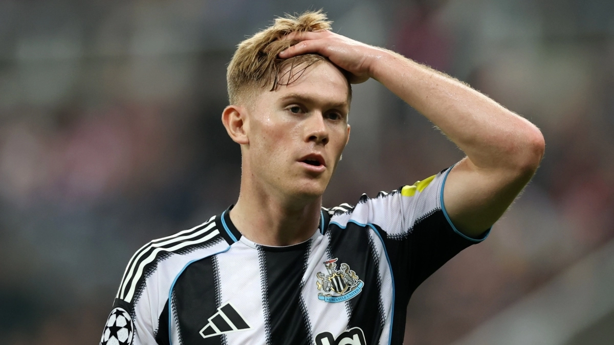 El Arsenal va por el fichaje de Lewis Hall en verano