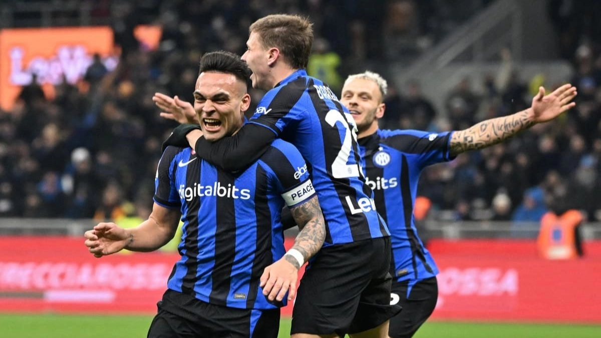 Inter Milan players celebrate a goal.