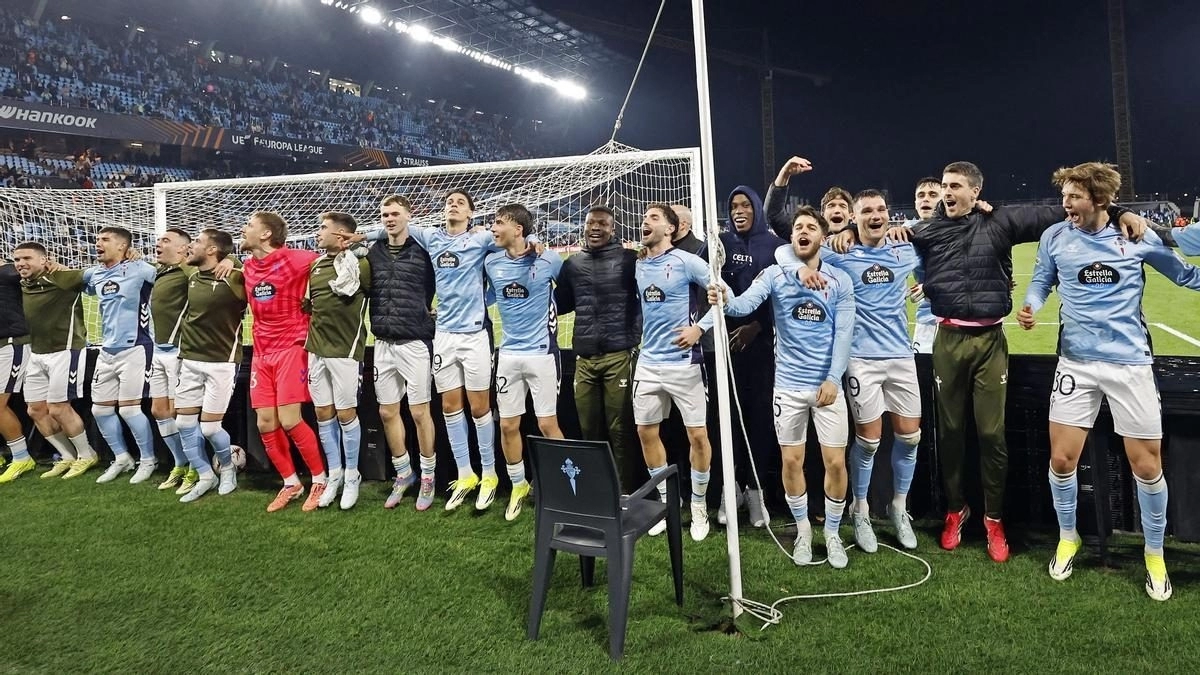 The Celta de Vigo players celebrate the qualification against PAOK.