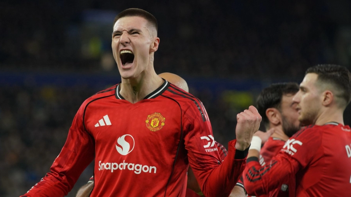 Manchester United wants to steal their new gem from Arsenal.