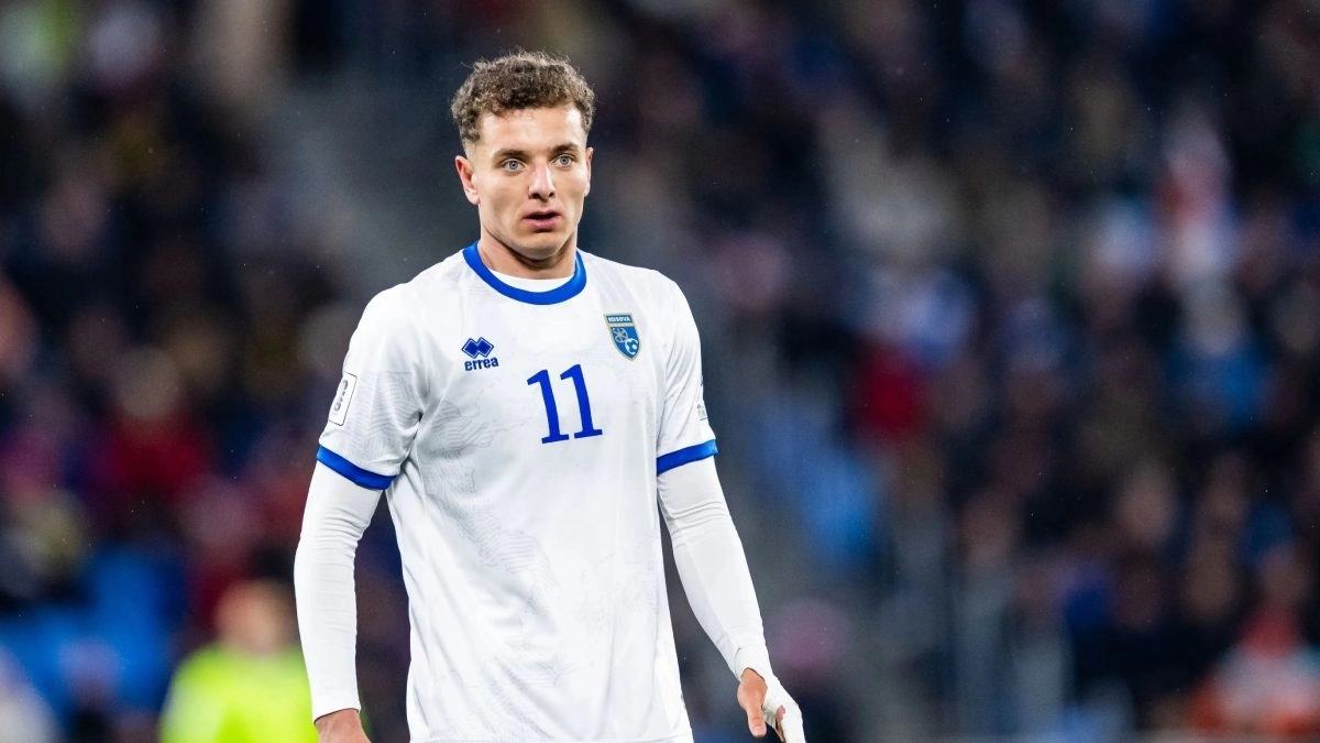 Fisnik Asllani during a match with the Kosovo national team.