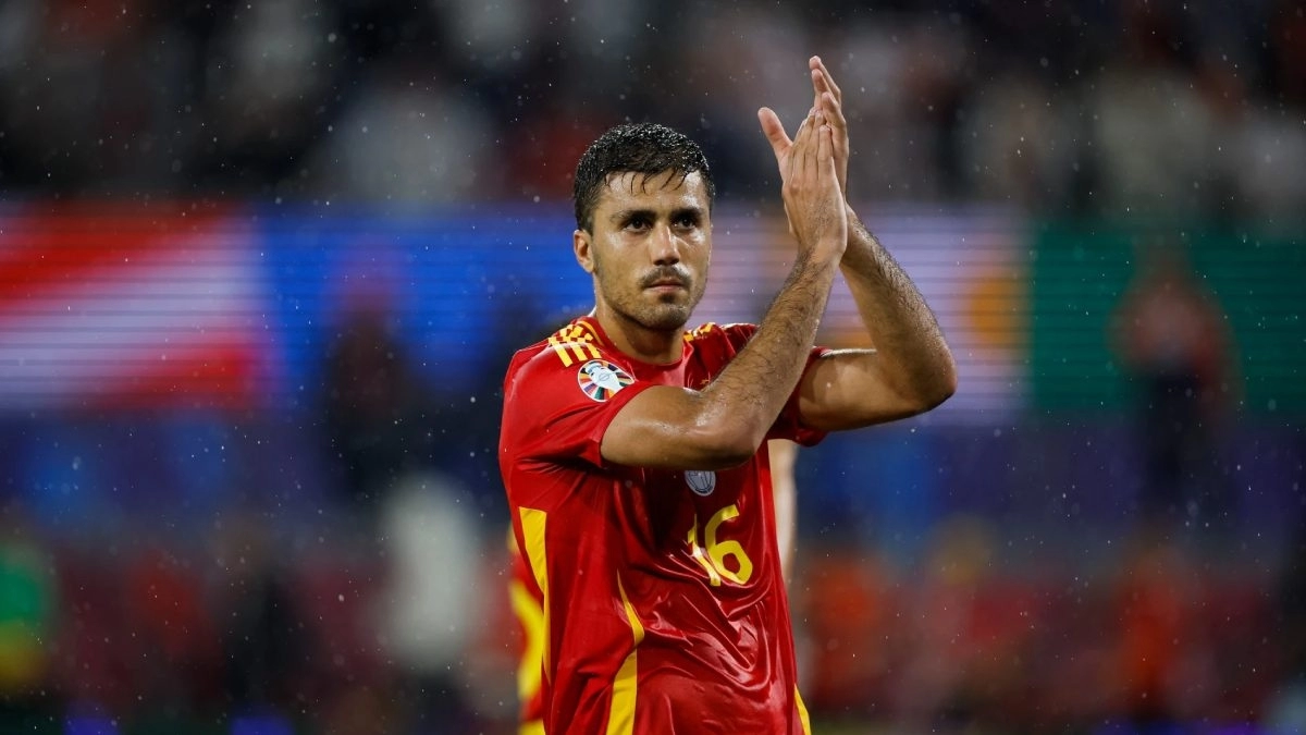 Rodri Hernández during a match with the Spanish national team