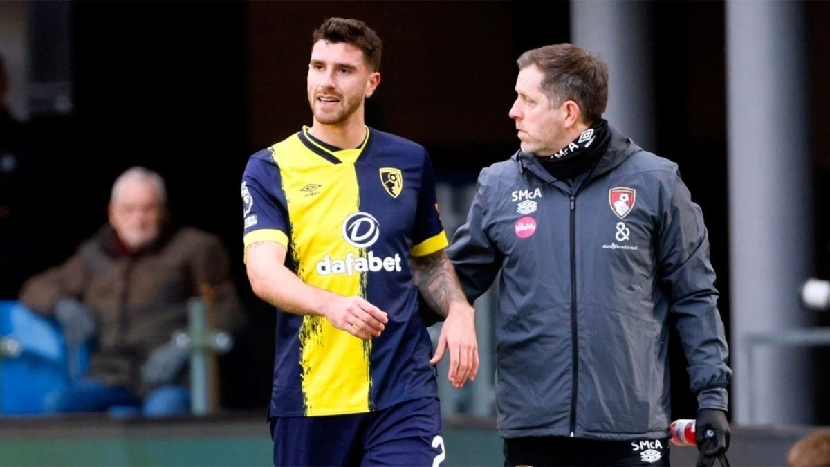 Marcos Senesi durante un partido con el Bournemouth