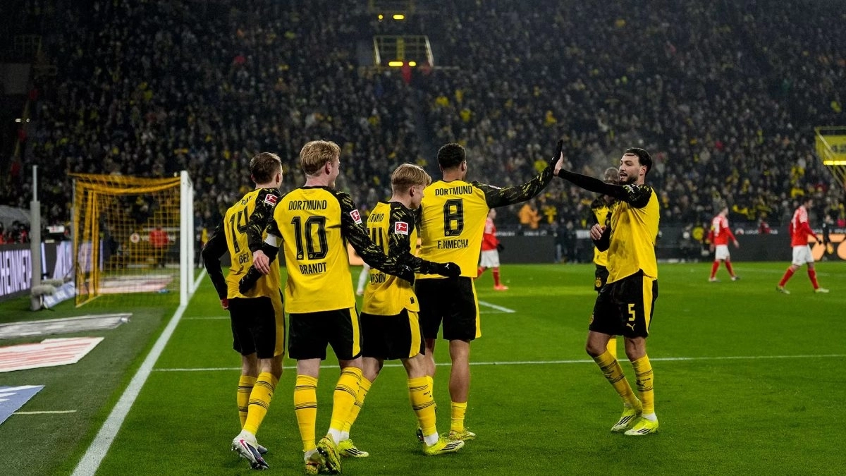 <p>The players of Borussia Dortmund celebrate a goal</p>