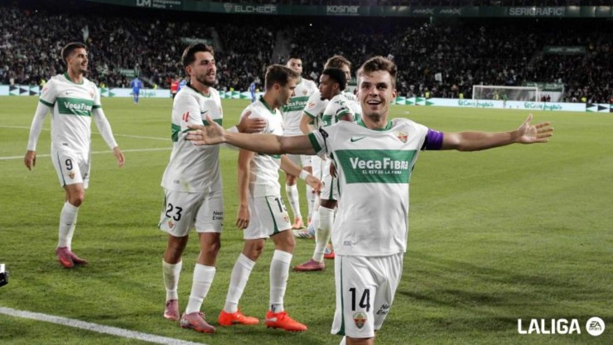 The Elche players celebrate a goal by Aleix Febas.