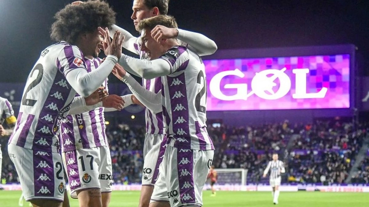The players of Real Valladolid celebrate a goal.