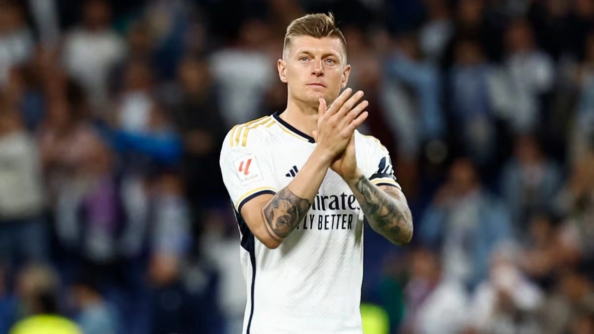 Toni Kroos applauds Real Madrid's fans.
