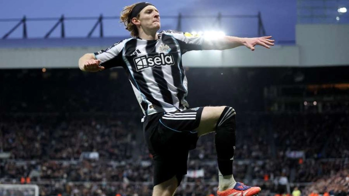 Anthony Gordon celebra un gol anotado con el Newcastle