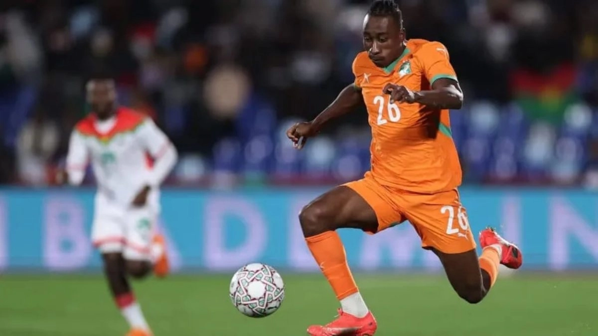Yan Diomande durante un partido con la selección de Costa de Marfil