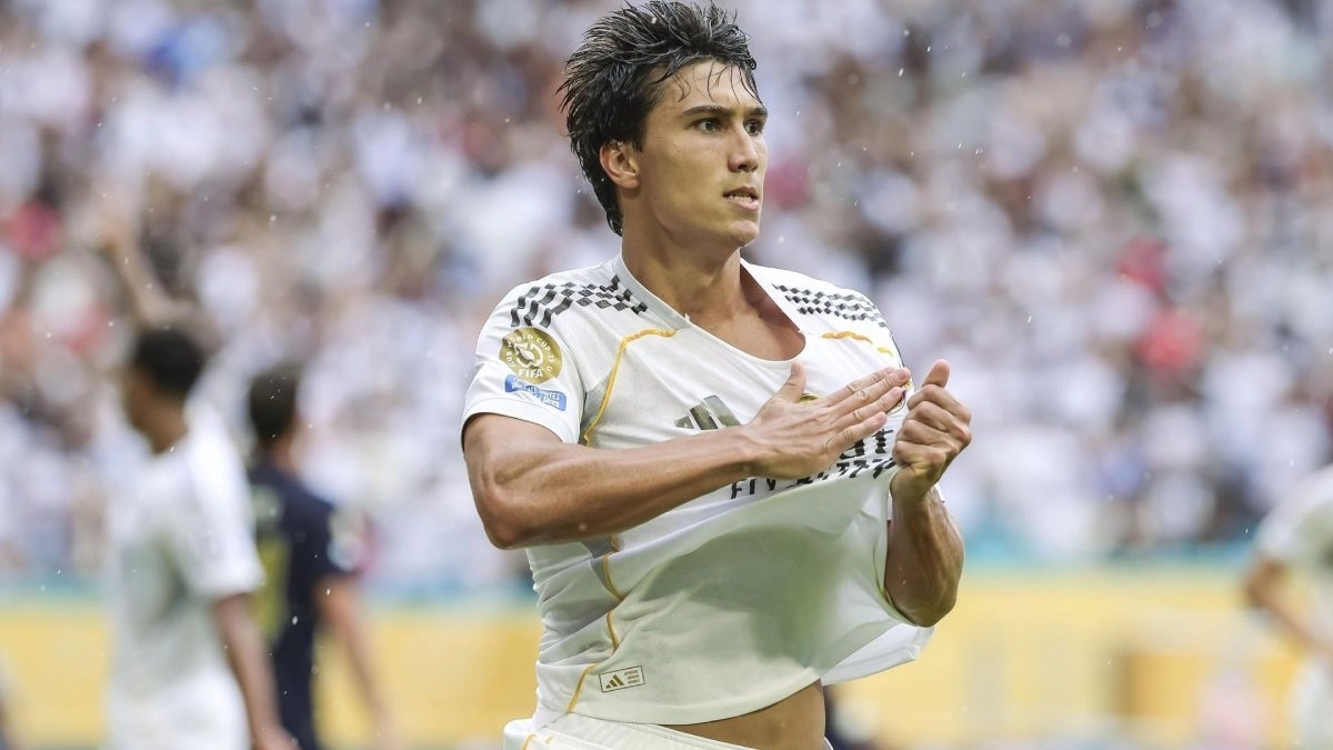 Gonzalo García celebrates a goal scored with Real Madrid.