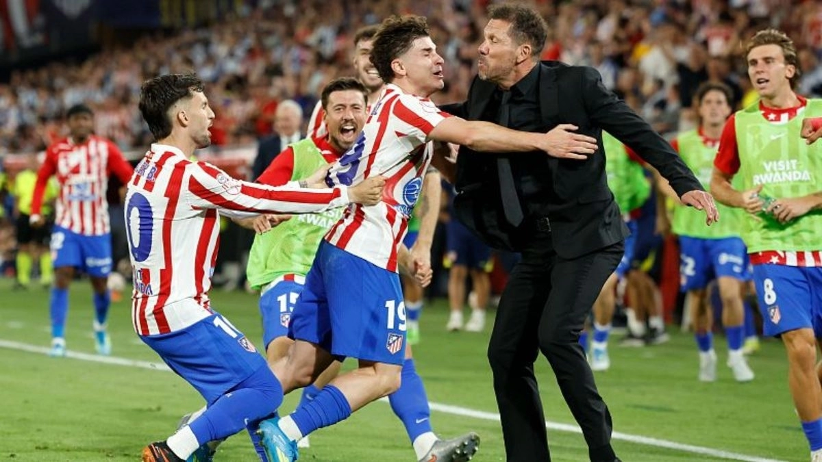 The players of Atlético de Madrid celebrate a goal with Cholo Simeone