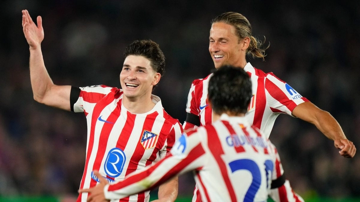 Los jugadores del Atlético de Madrid celebran un gol de Julián Álvarez