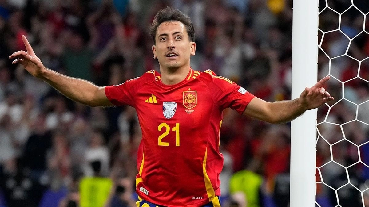 Mikel Oyarzabal celebra un gol con España