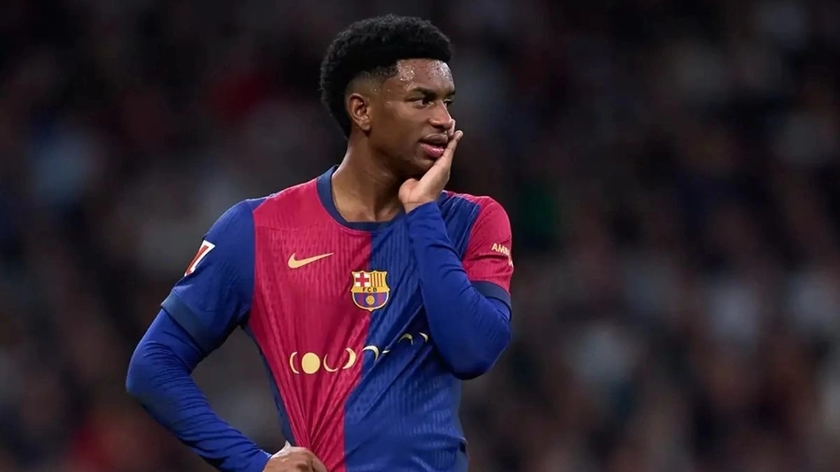 Alejandro Balde durante un partido con el Barcelona
