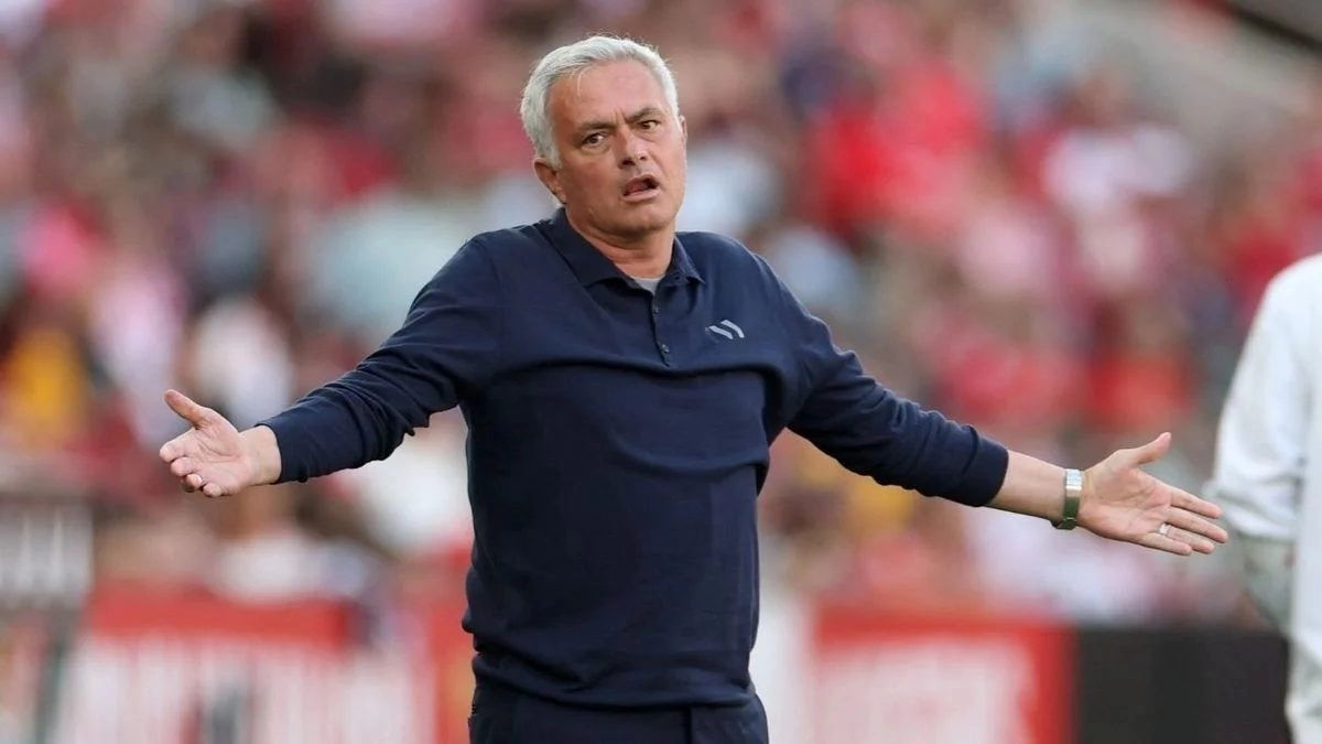 José Mourinho durante un partido del Benfica