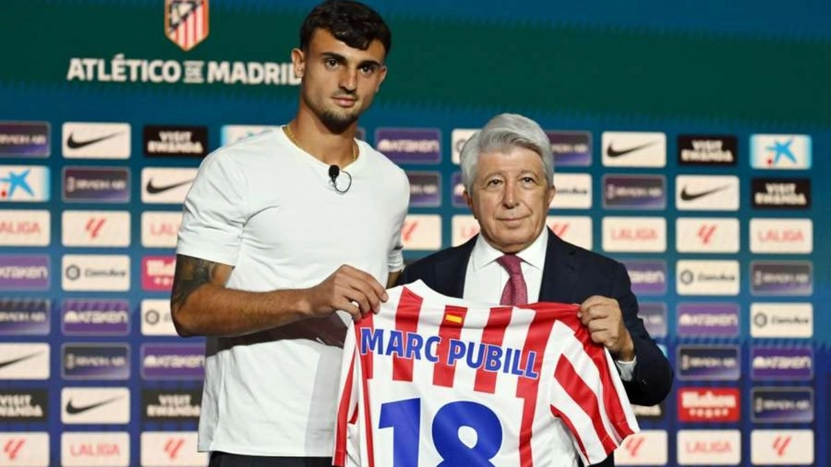 During his presentation with Atlético de Madrid, Marc Pubill.