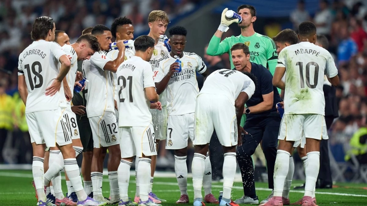 Xabi Alonso habla con los jugadores del Real Madrid
