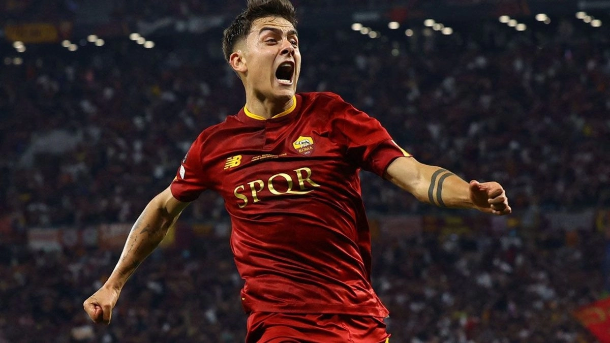 Paulo Dybala celebra un gol anotado con la Roma