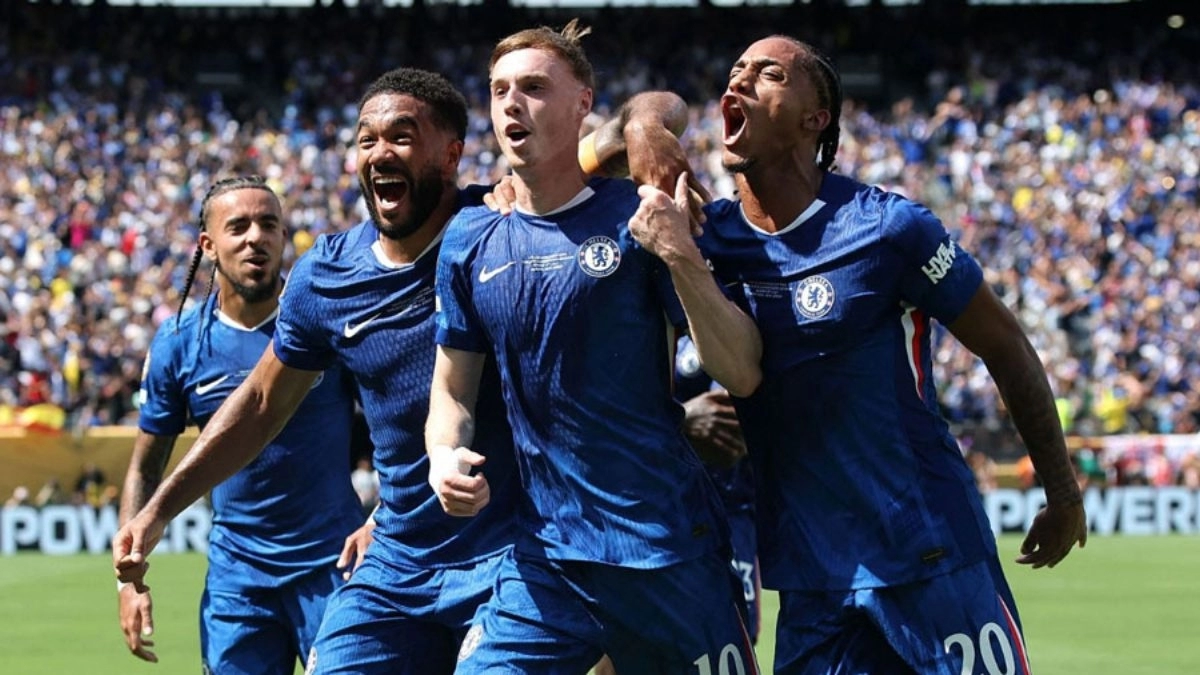 The Chelsea players celebrate a goal.