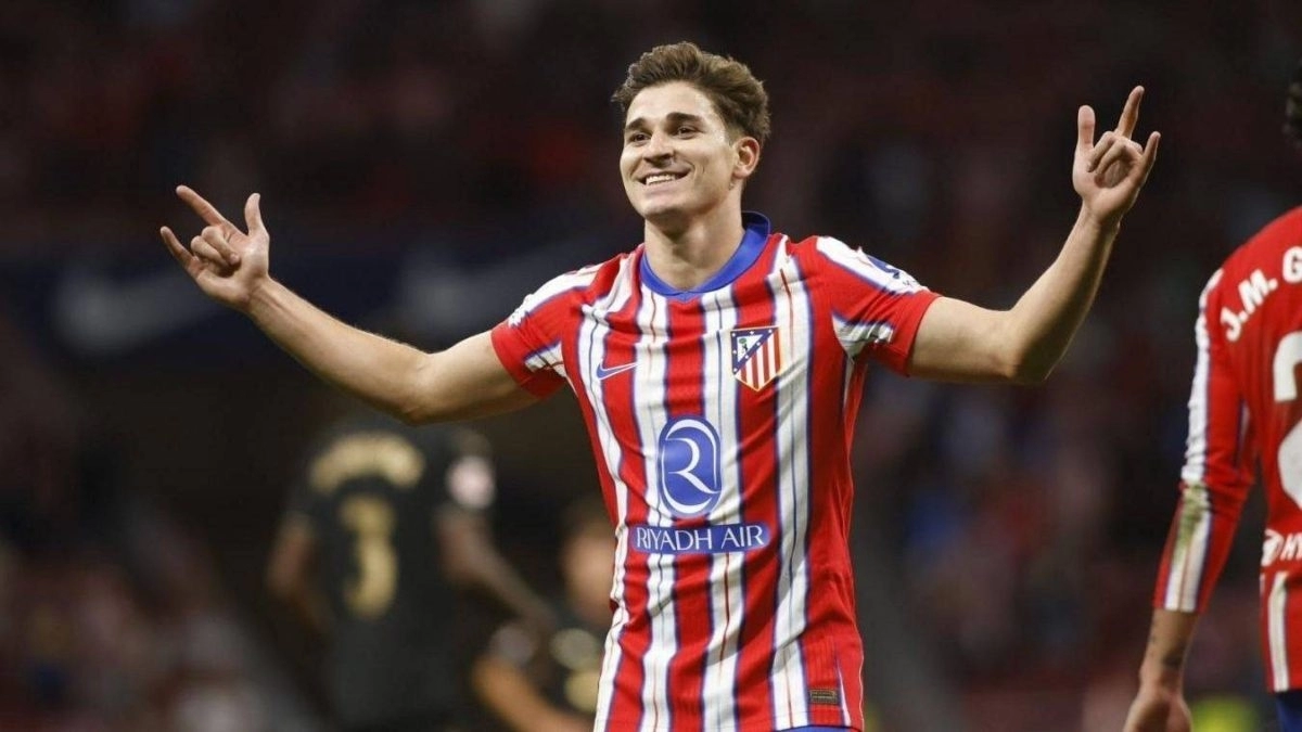 Julián Álvarez celebra un gol con el Atlético de Madrid