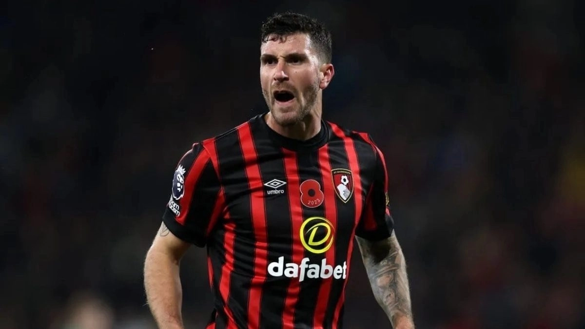 Marcos Senesi durante un partido con el Bournemouth