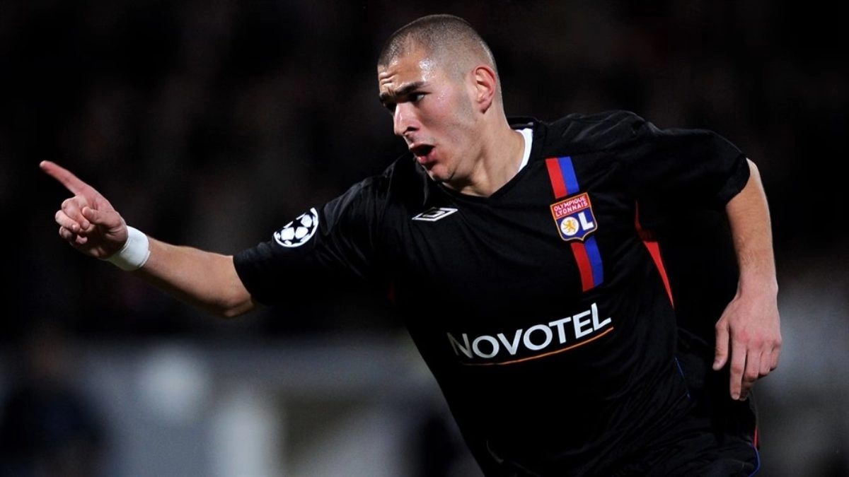 Karim Benzema celebra un gol durante su etapa en el Olympique de Lyon