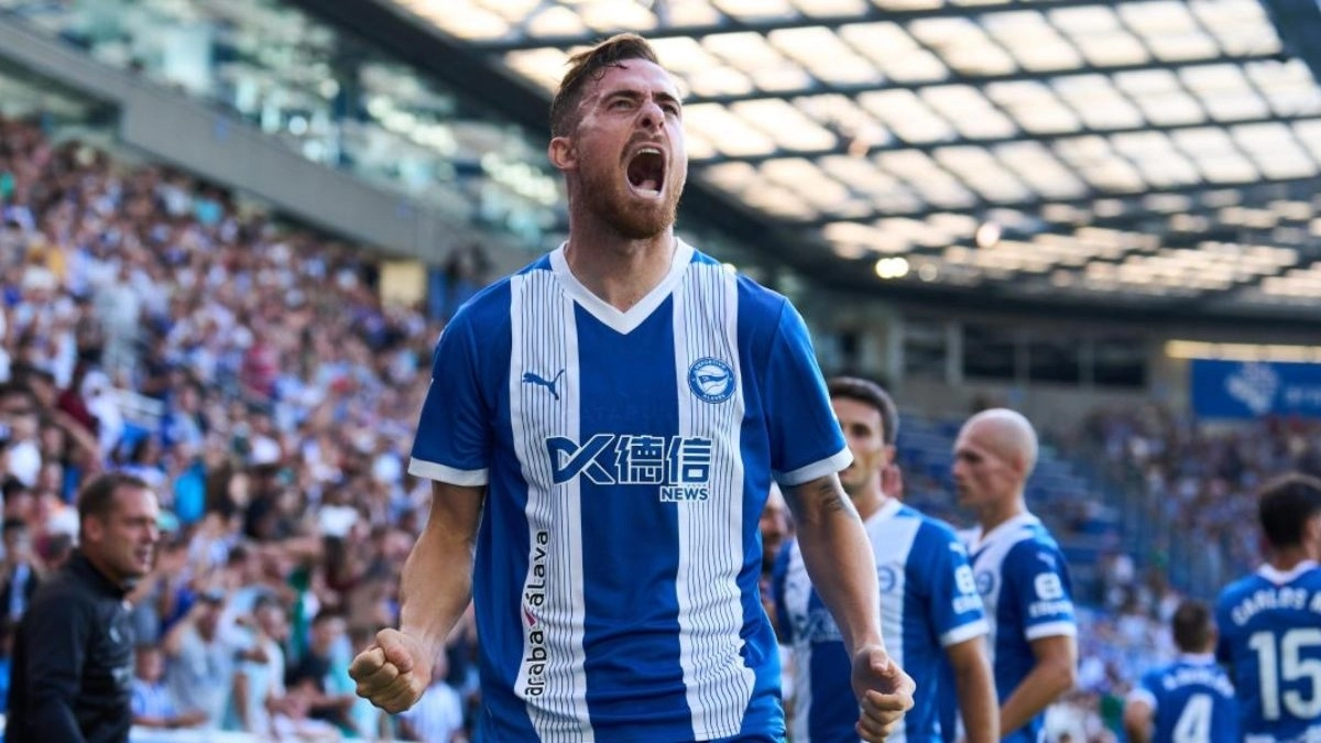 Toni Martínez celebrates a goal scored with Alavés