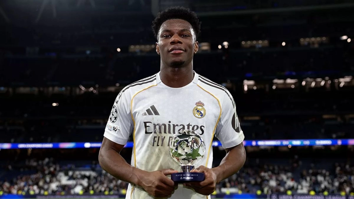 Aurélien Tchouaméni posed with a trophy in the Champions League.