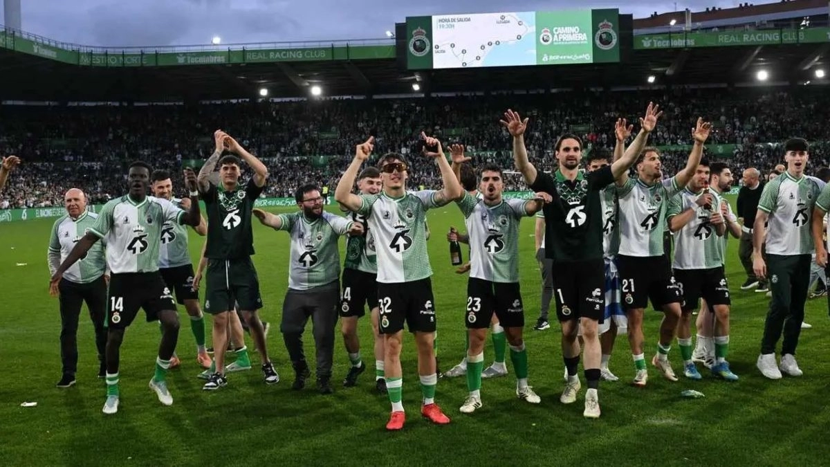 Los jugadores del Racing de Santander celebran el ascenso