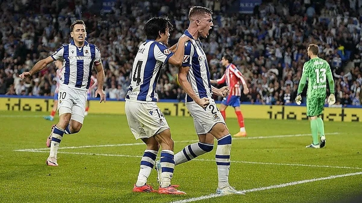 Los jugadores de la Real Sociedad celebran un gol