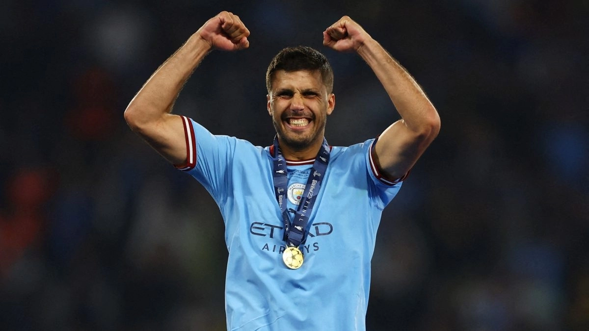 Rodri celebra el título de la Champions League con el Manchester City