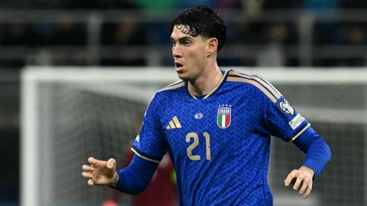 Alessandro Bastoni durante un partido con la selección de Italia