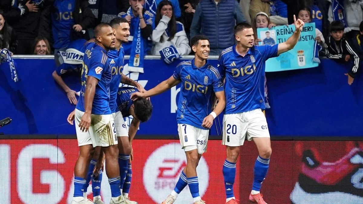 The players of Real Oviedo celebrate a goal.