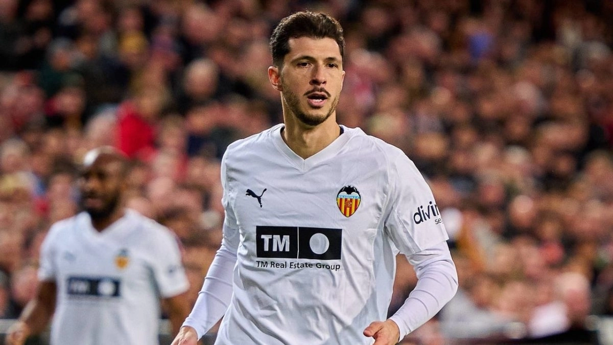 Guido Rodríguez durante un partido con el Valencia