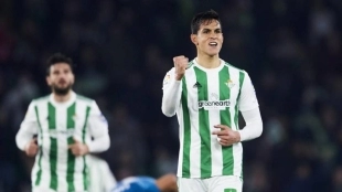 Aïssa Mandi reflexiona sobre su futuro en el Betis: ¿Renovar o salir?. Foto: AS