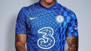 Raheem Sterling posa con la elástica del club londinense. Foto: Fabrizio Romano